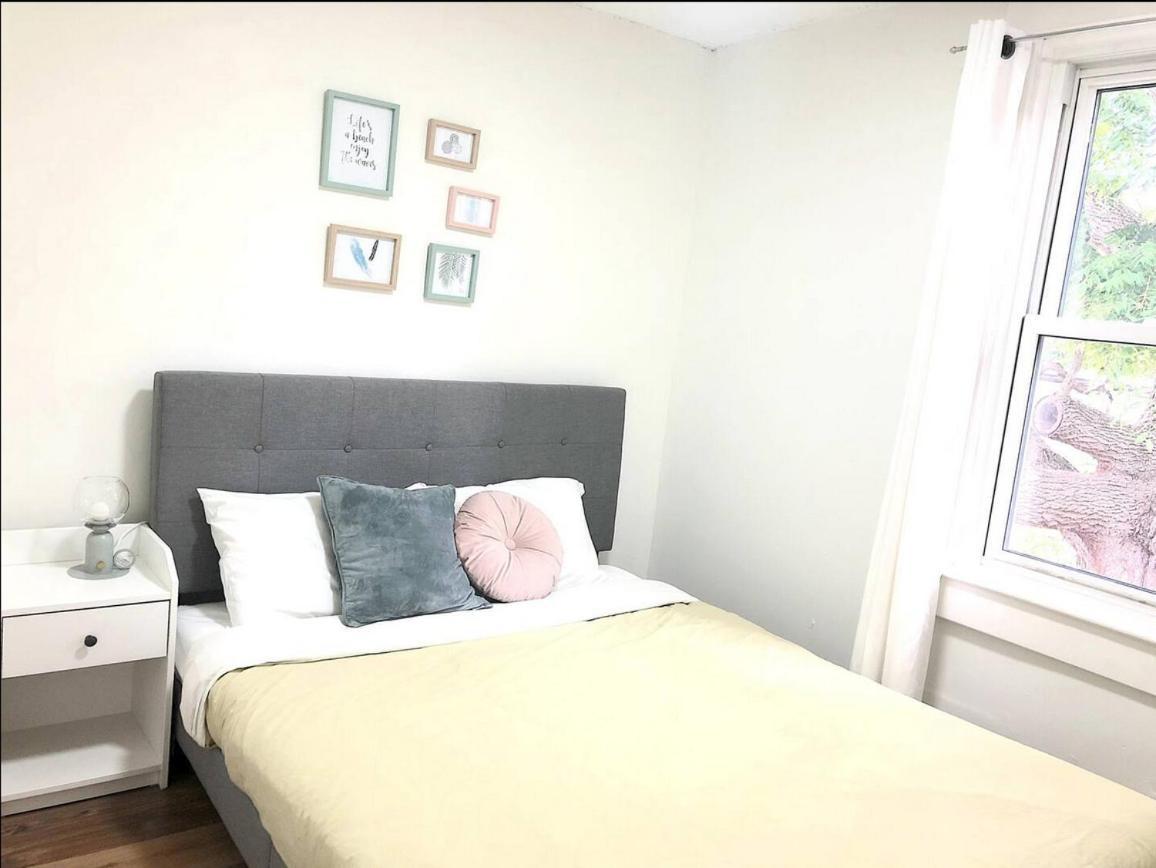 Comfy And Cozy Leslieville * Toronto
