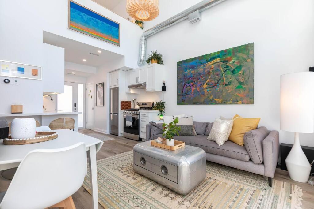 Apartment Bright & Cheerful Pape Laneway Toronto