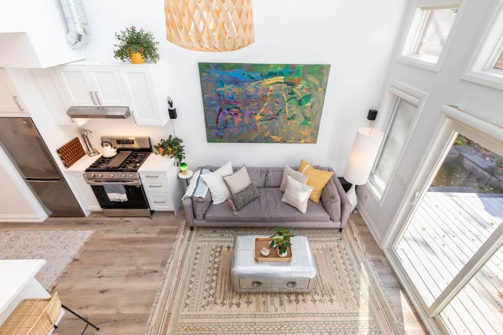 Bright & Cheerful Pape Laneway Apartment
