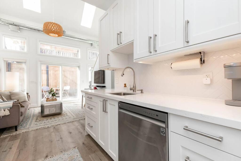 Bright & Cheerful Pape Laneway Apartment Toronto