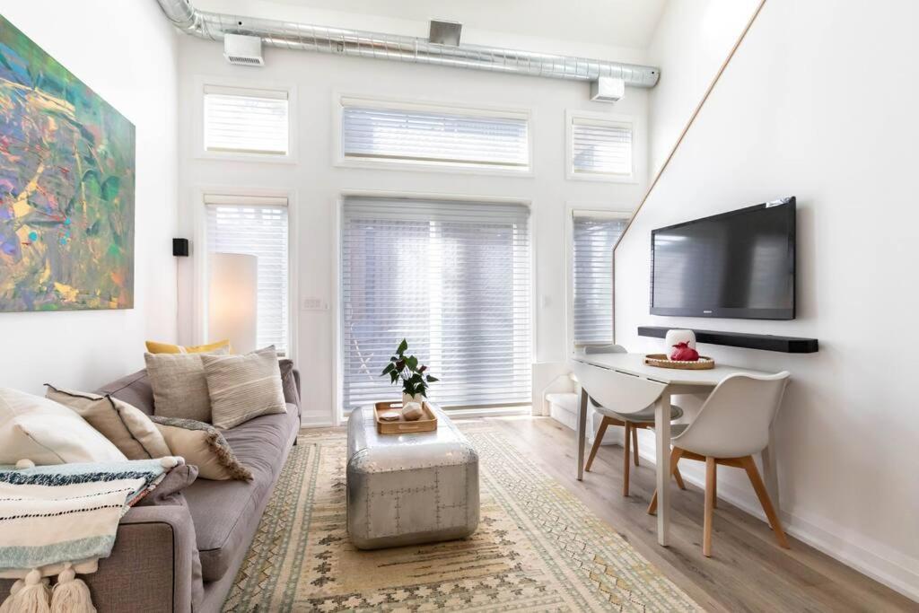 Bright & Cheerful Pape Laneway Apartment