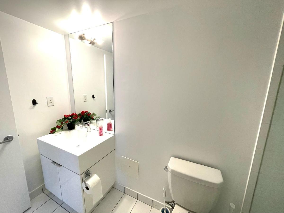 Three-bedroom With Free Parking Nearby Cn Tower With Lake View Toronto