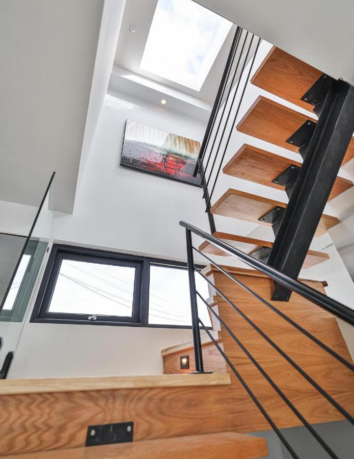 New Modern 1400 Sq Ft Coach House Near Everything Holiday home Toronto