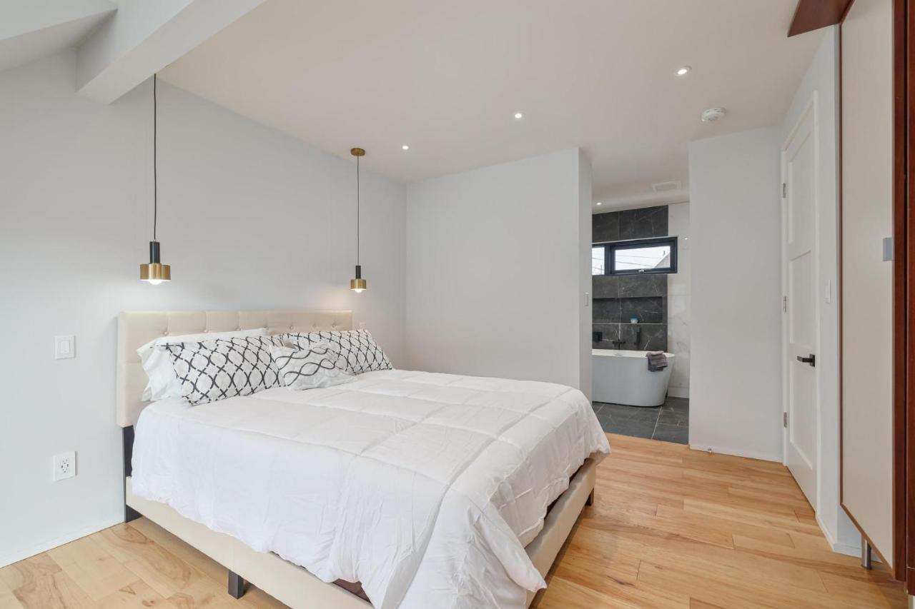 New Modern 1400 Sq Ft Coach House Near Everything