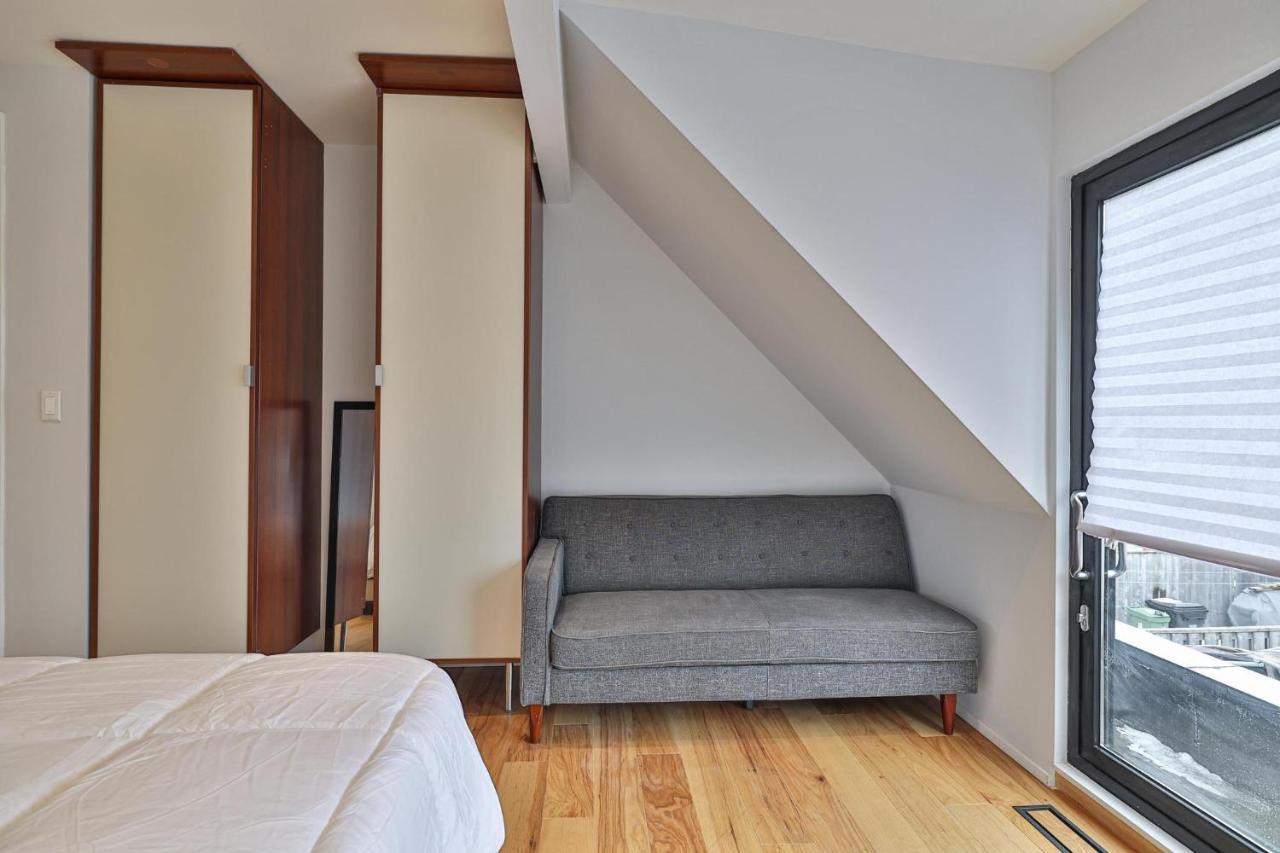 New Modern 1400 Sq Ft Coach House Near Everything Holiday home Toronto