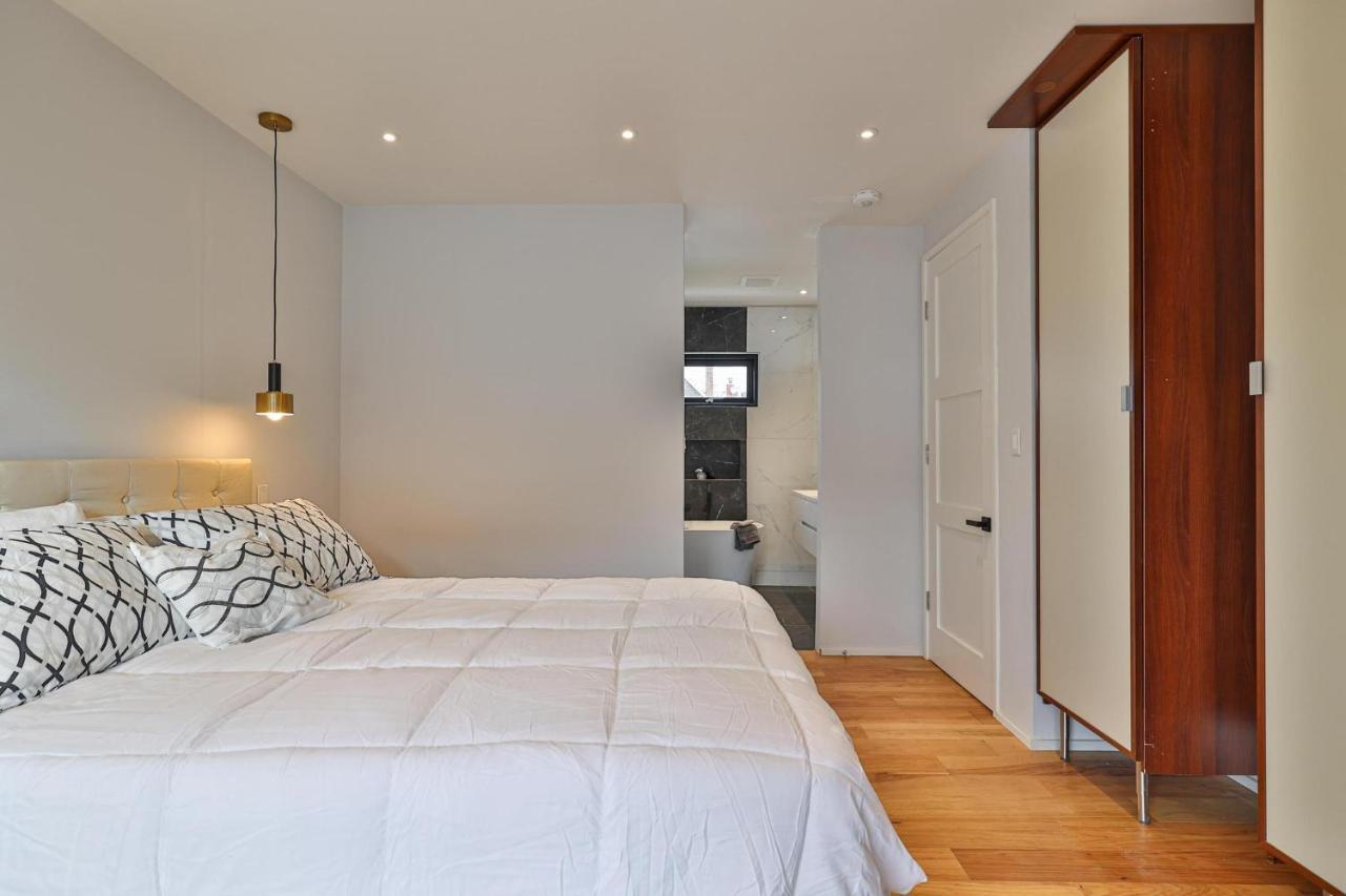 New Modern 1400 Sq Ft Coach House Near Everything * Toronto