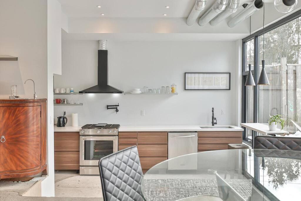 Holiday home New Modern 1400 Sq Ft Coach House Near Everything Toronto