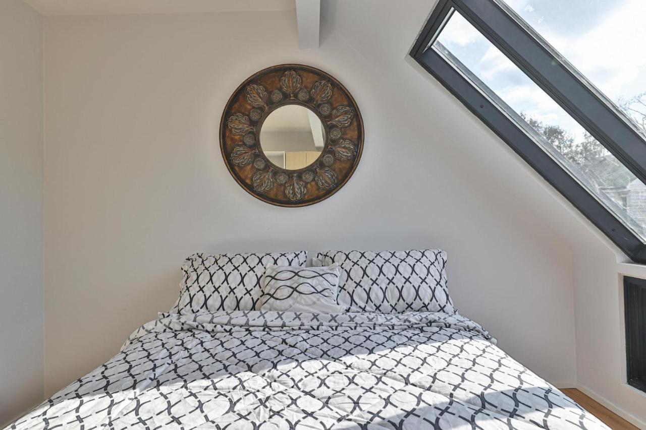 New Modern 1400 Sq Ft Coach House Near Everything Holiday home *