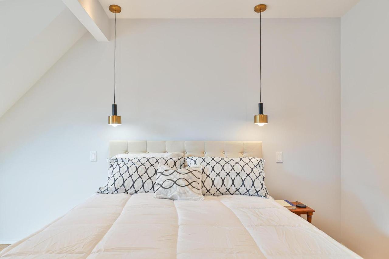 New Modern 1400 Sq Ft Coach House Near Everything Holiday home Toronto