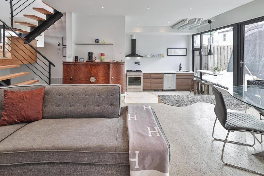 New Modern 1400 Sq Ft Coach House Near Everything * Toronto