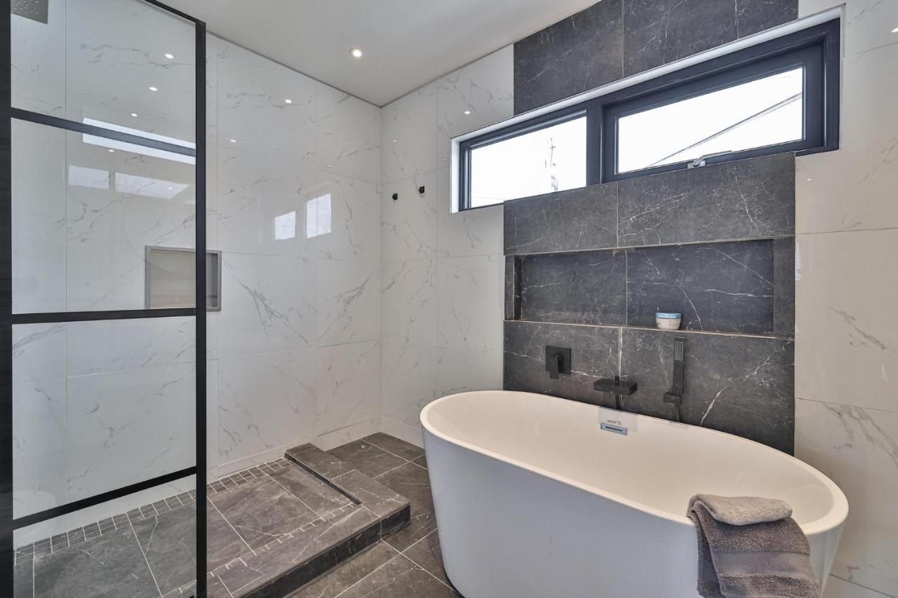 New Modern 1400 Sq Ft Coach House Near Everything Holiday home *