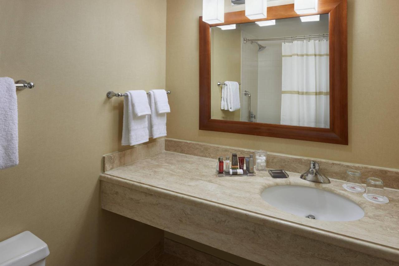 Airport Marriott Hotel 4*