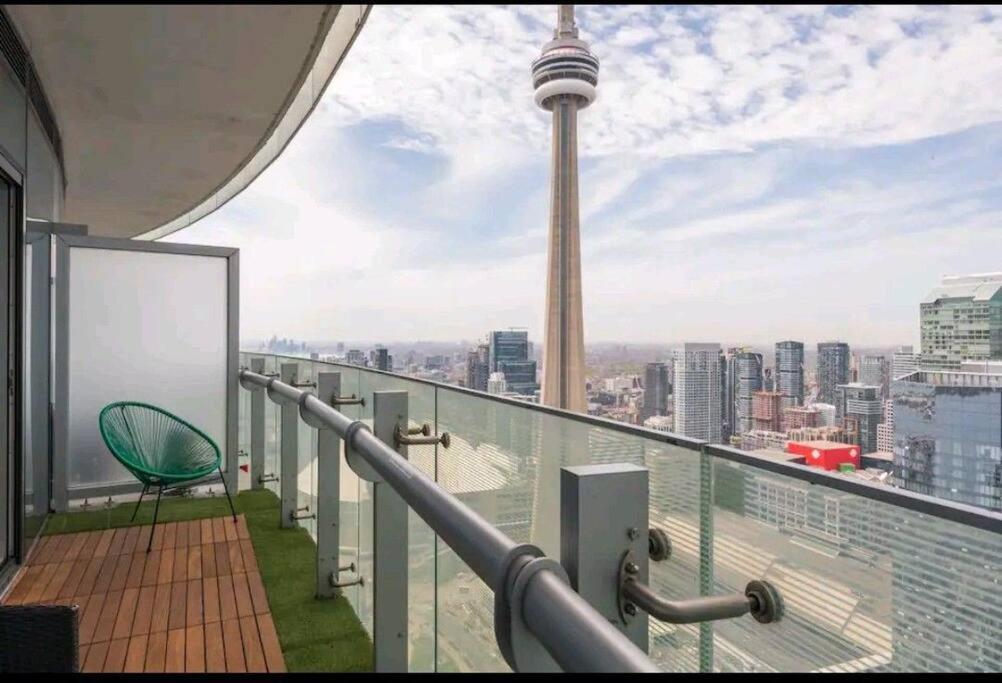 Modern One Room, Cn Tower View, Free Parking Apartment *