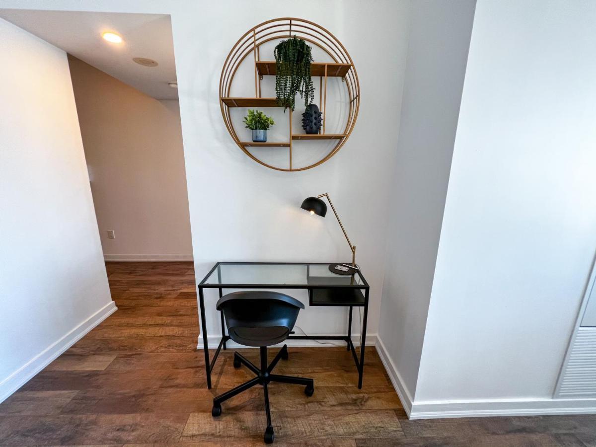 Simply Comfort. Elegant Dan Lecki Apartment Toronto