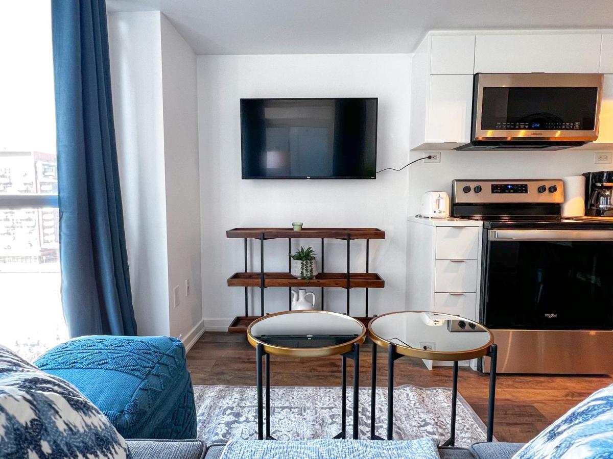 Simply Comfort. Elegant Dan Lecki * Toronto