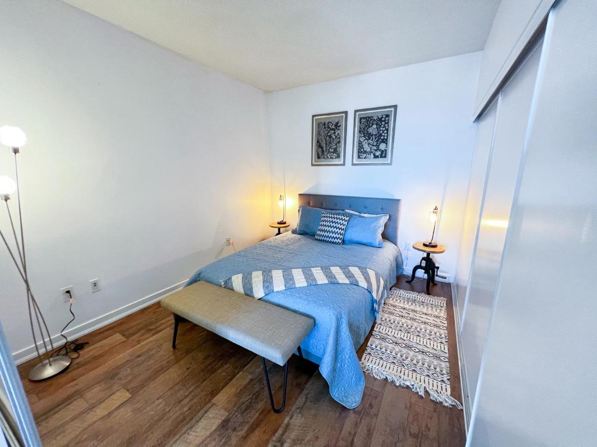 Simply Comfort. Elegant Dan Lecki Apartment Toronto