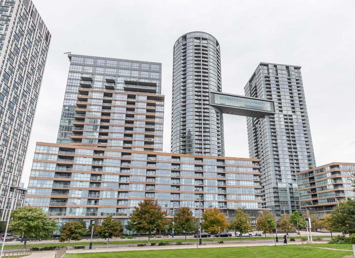Simply Comfort. Elegant Dan Lecki * Toronto