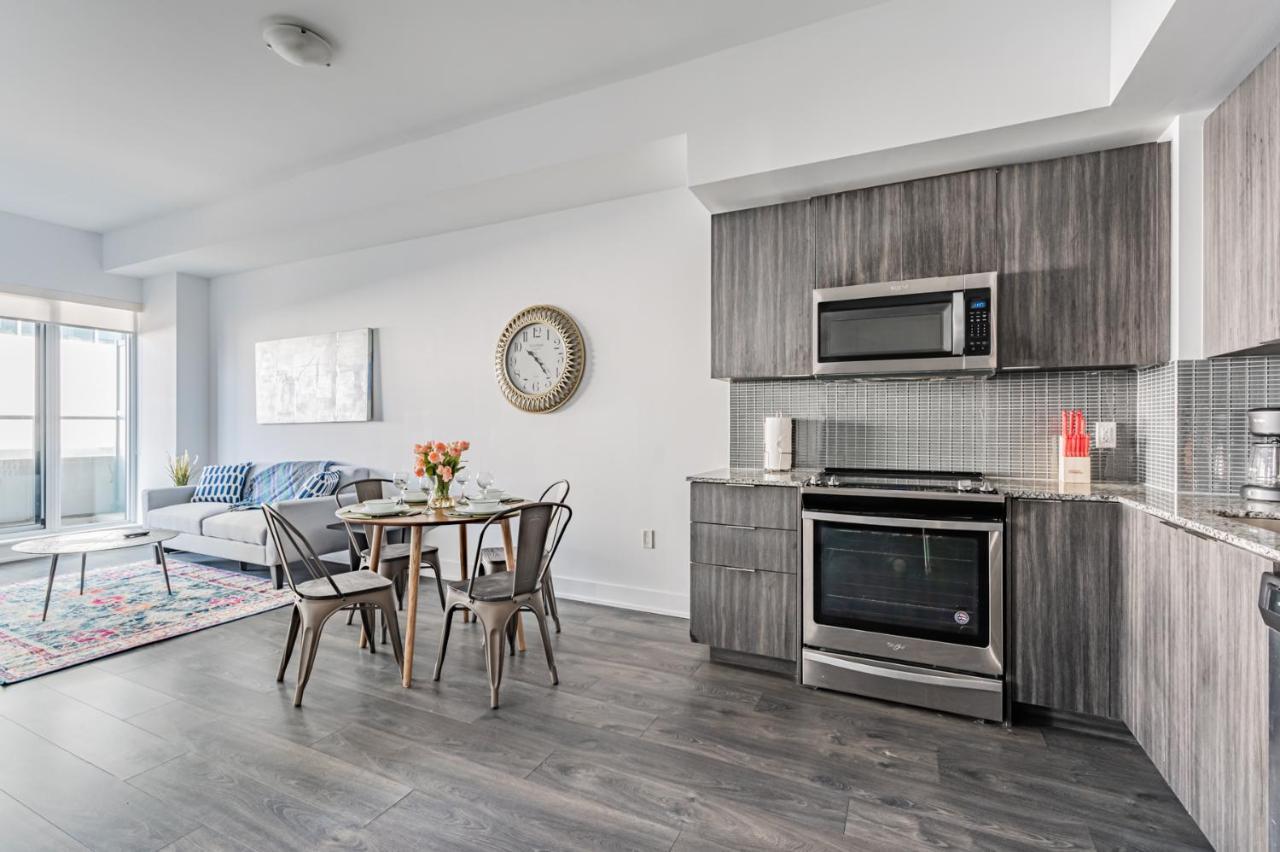 In Parklawn & Lake Shore With Free Parking Close To Airport *