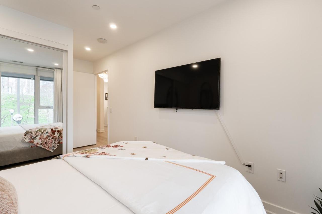 Chic 2 Bedroom 2.5 Bath Downtown Apartment *