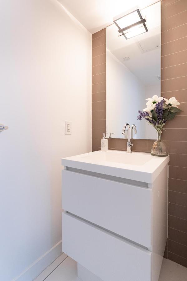 Apartment Chic 2 Bedroom 2.5 Bath Downtown