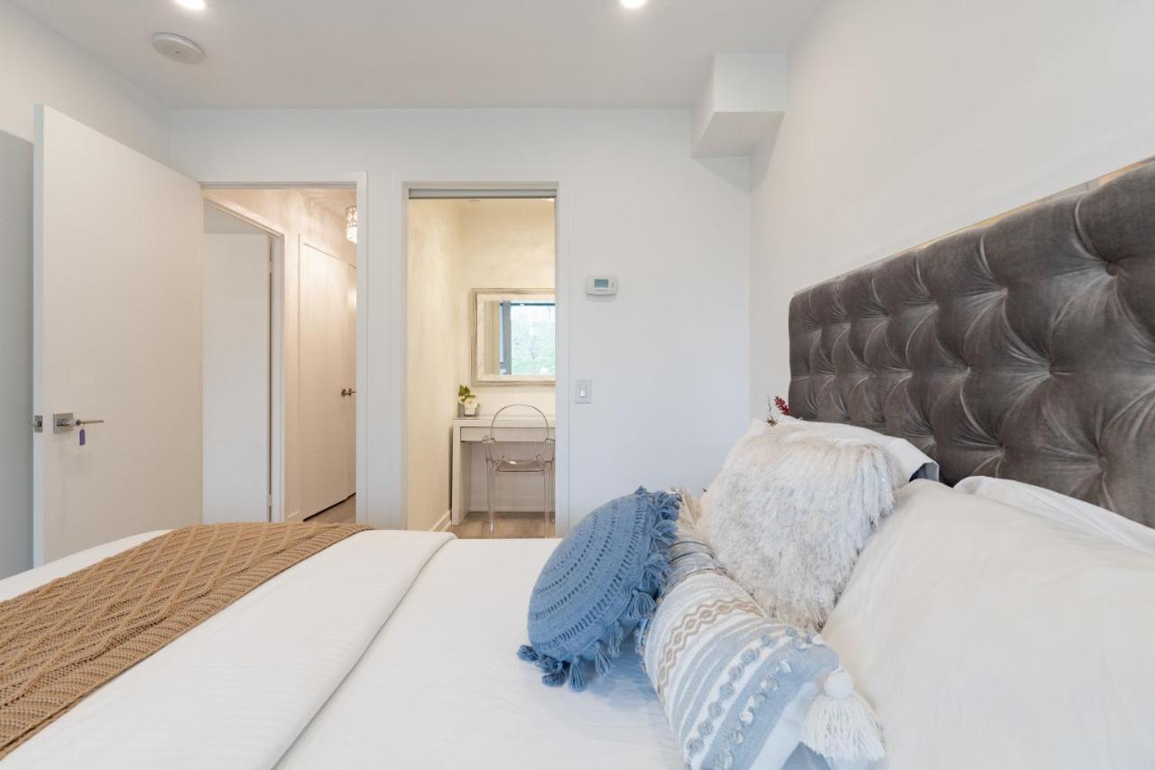 Chic 2 Bedroom 2.5 Bath Downtown