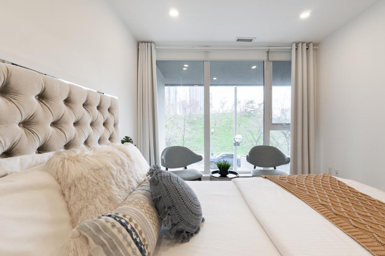 Chic 2 Bedroom 2.5 Bath Downtown *
