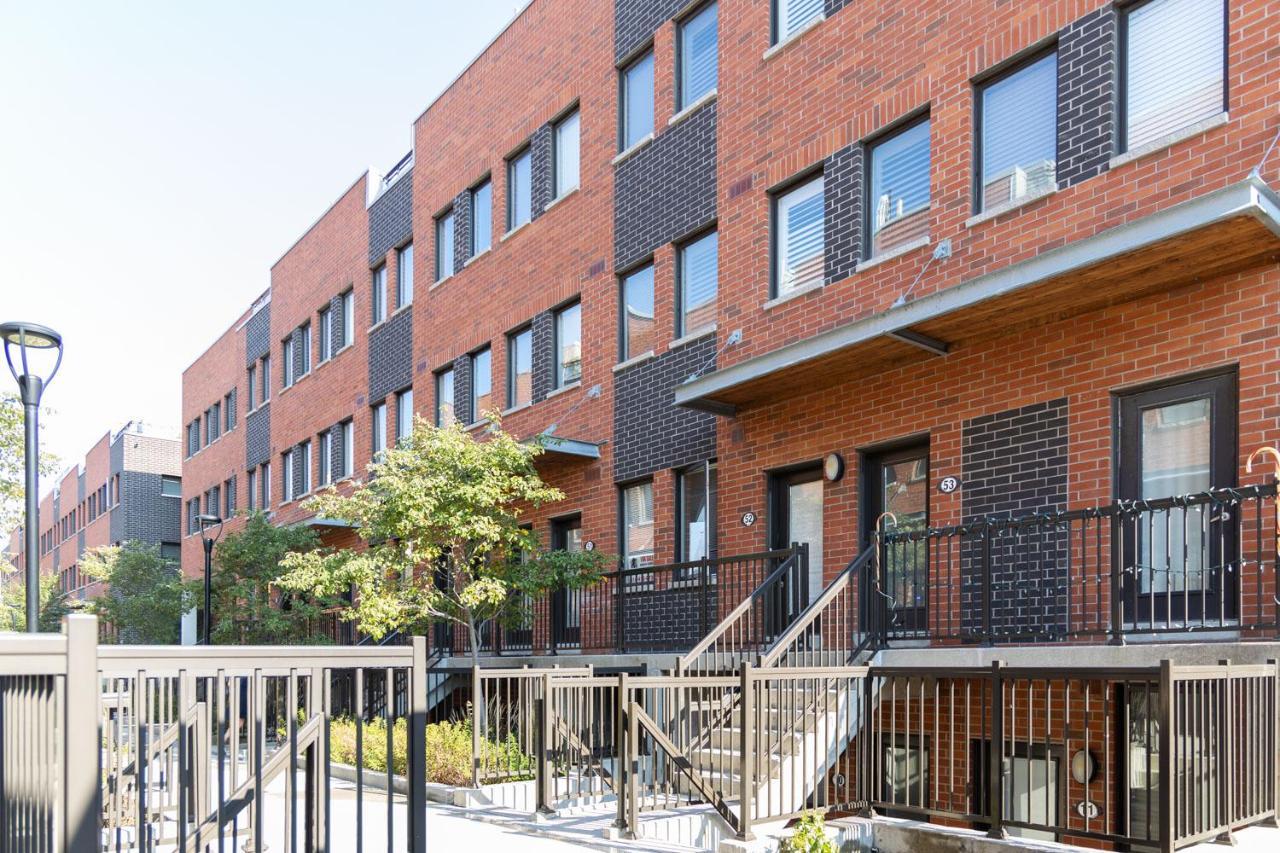 Beautiful Townhouse Near Yorkdale Mall, Wilson Subway Apartment *