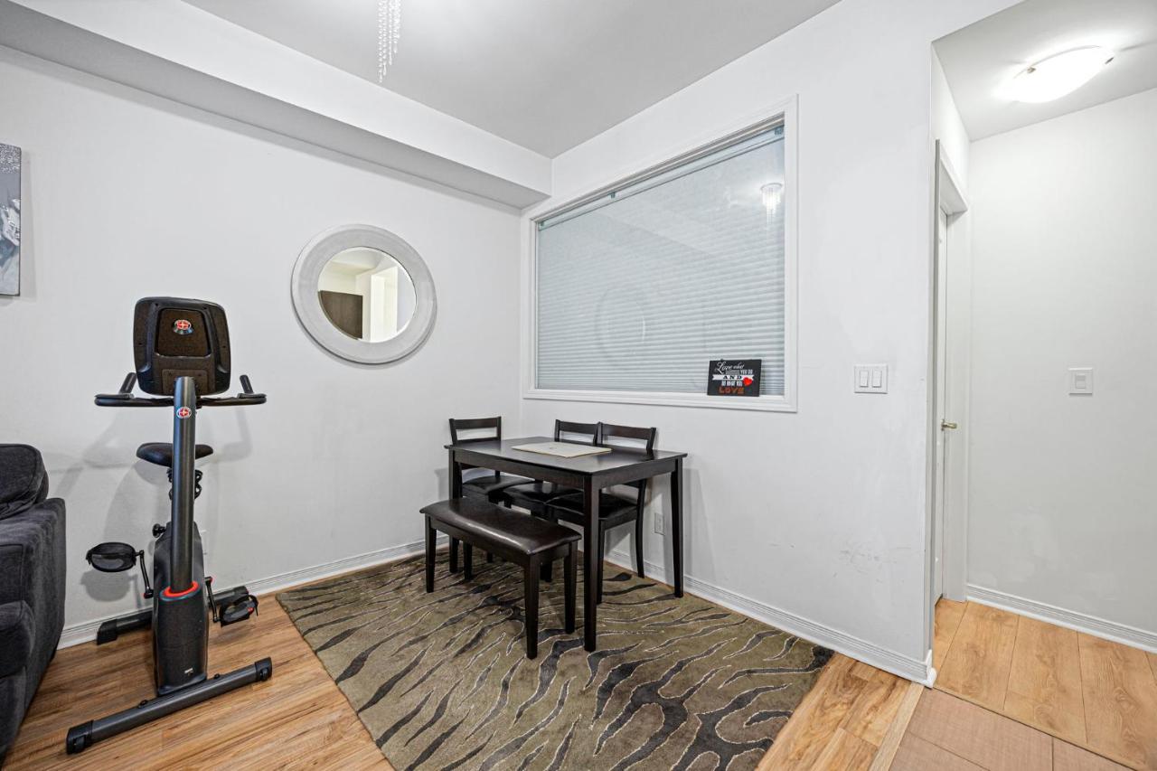 Beautiful Townhouse Near Yorkdale Mall, Wilson Subway * Toronto