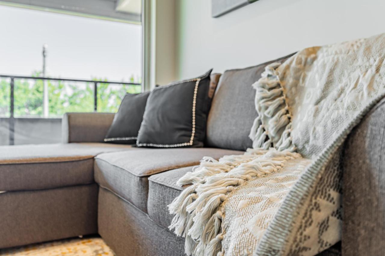 Apartment In Parklawn & Lake Shore With Free Parking Close To Airport *