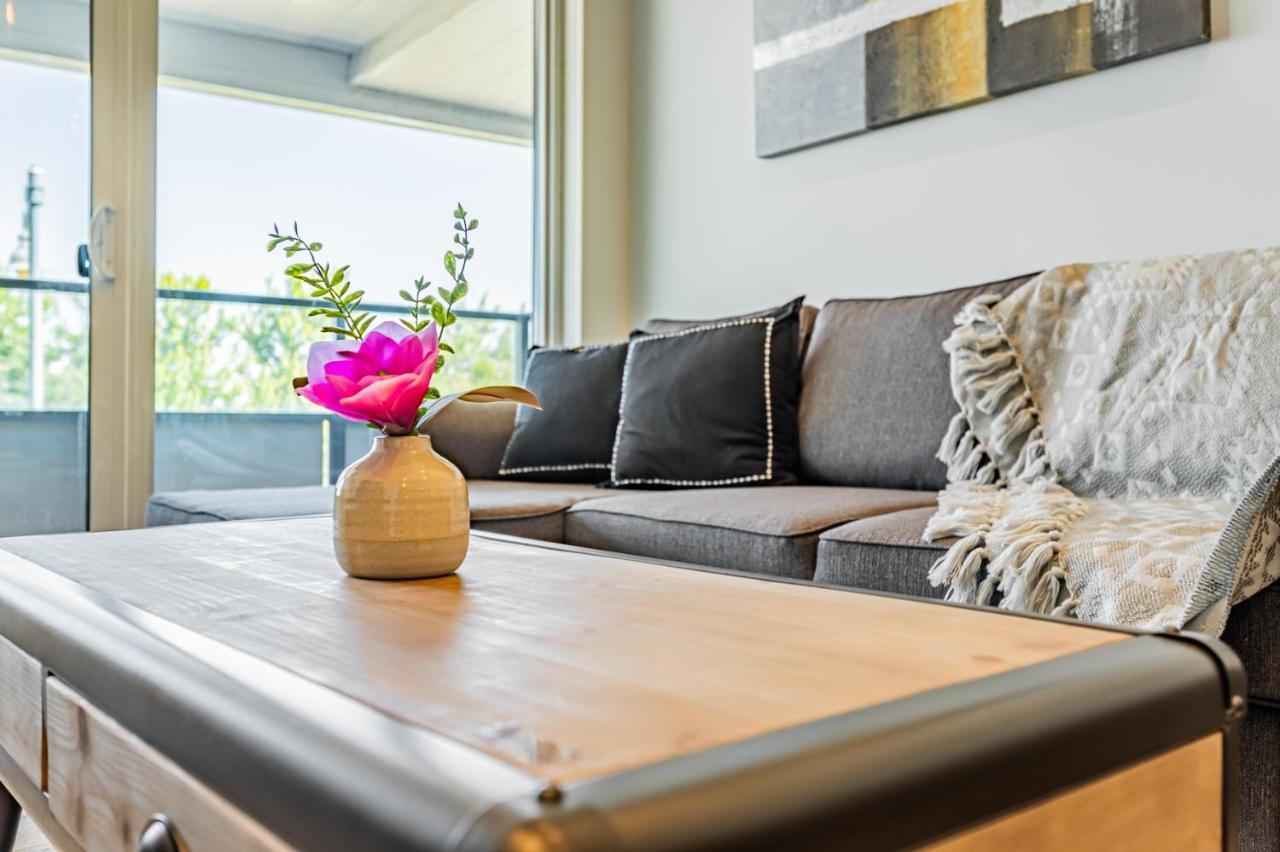 In Parklawn & Lake Shore With Free Parking Close To Airport