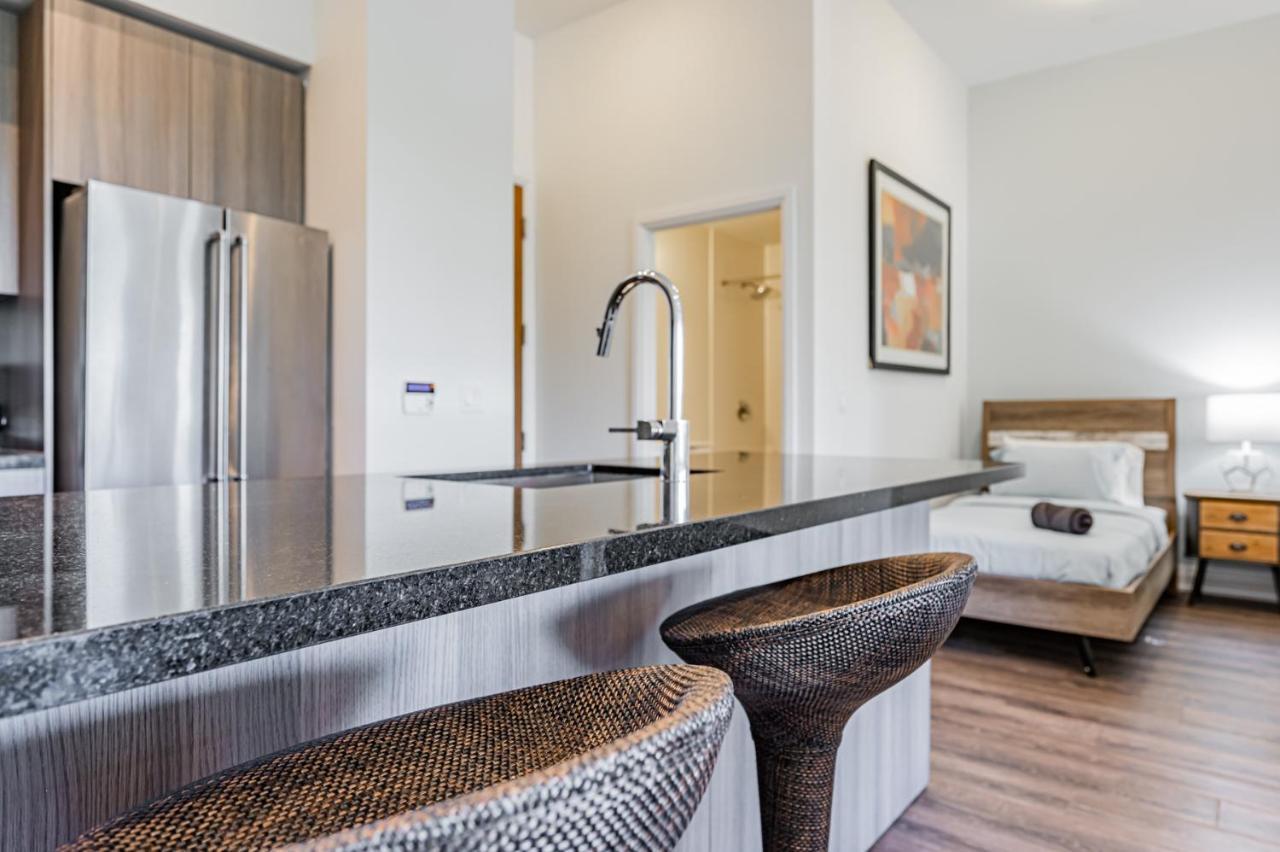 In Parklawn & Lake Shore With Free Parking Close To Airport Apartment