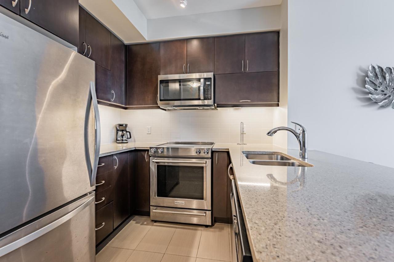 Two Bedroom Condo! Union Station! Downtown Core Apartment