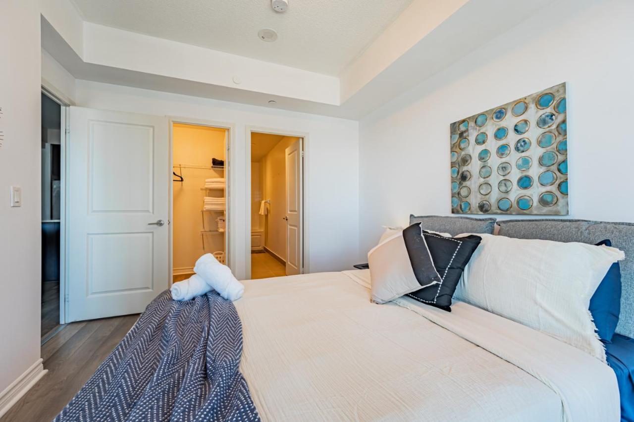 Two Bedroom Condo! Union Station! Downtown Core Apartment Toronto