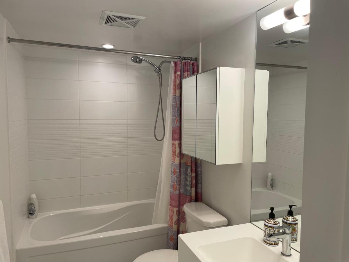 Three-bedroom With Free Parking Nearby Cn Tower With Lake View Apartment *