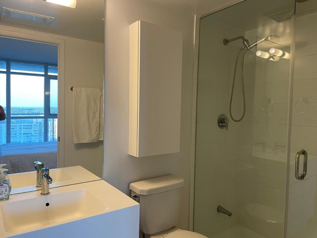 Three-bedroom With Free Parking Nearby Cn Tower With Lake View