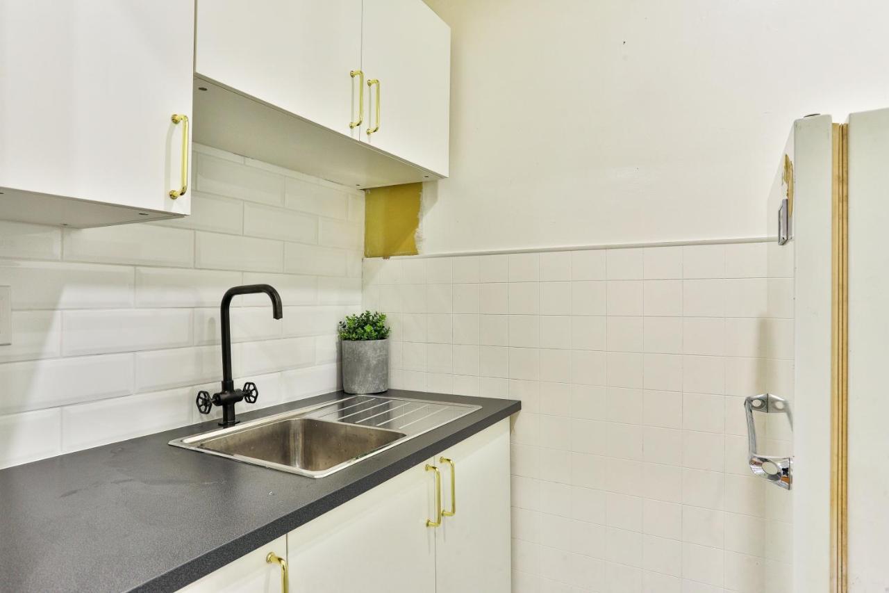 Time Capsule - Value Capsule hotel Toronto