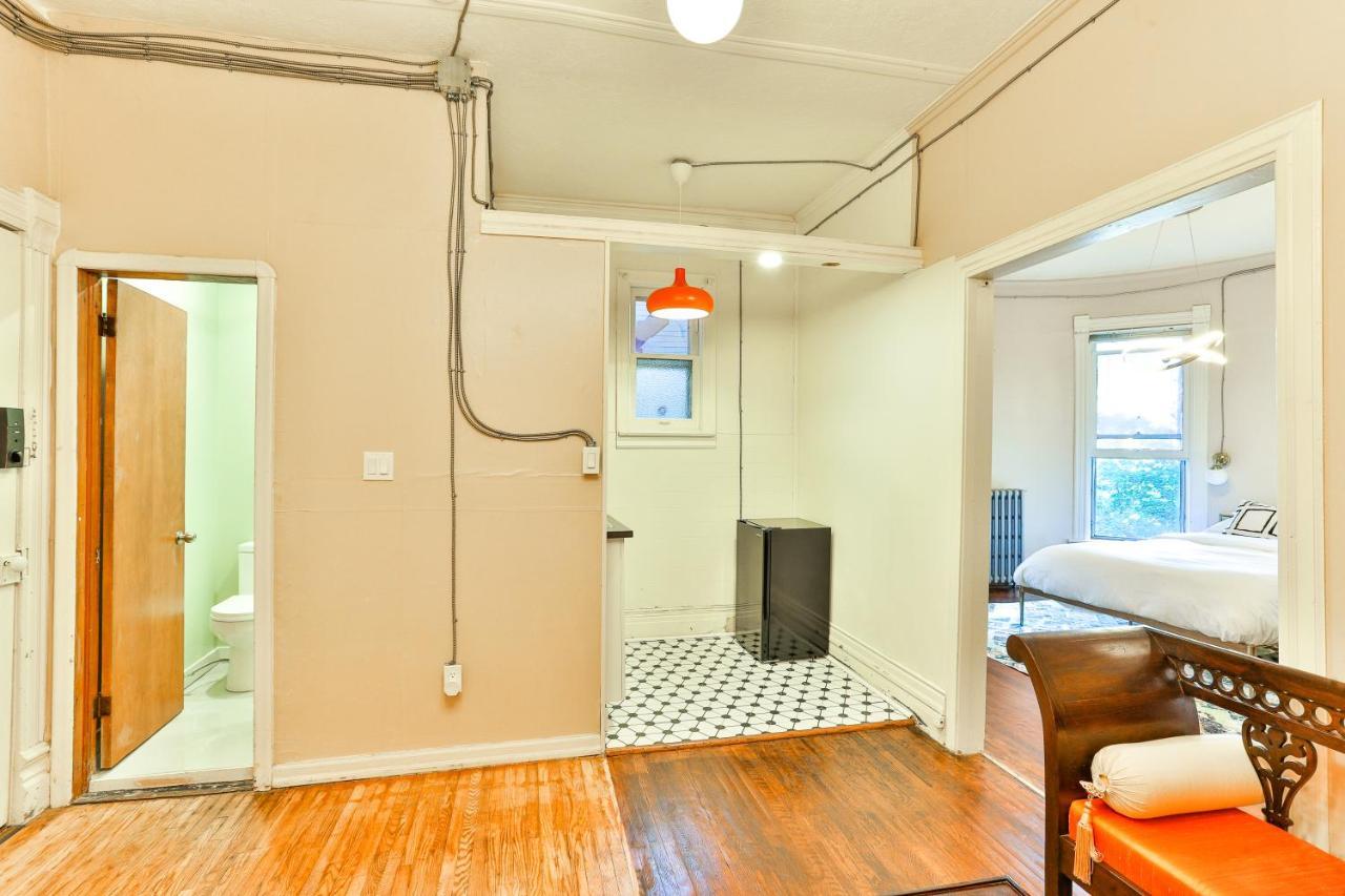 Time Capsule - Value Capsule hotel Toronto