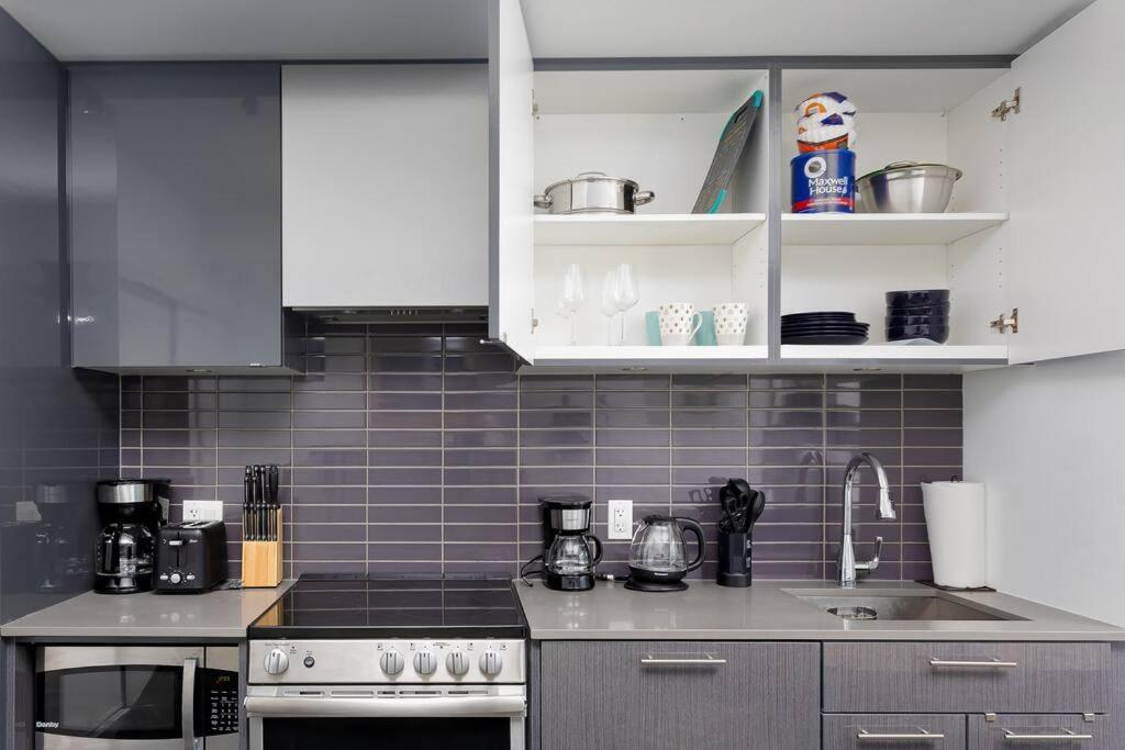 Apartment Spacious Studio W/ View! Steps From Eatons & Tmu! Toronto