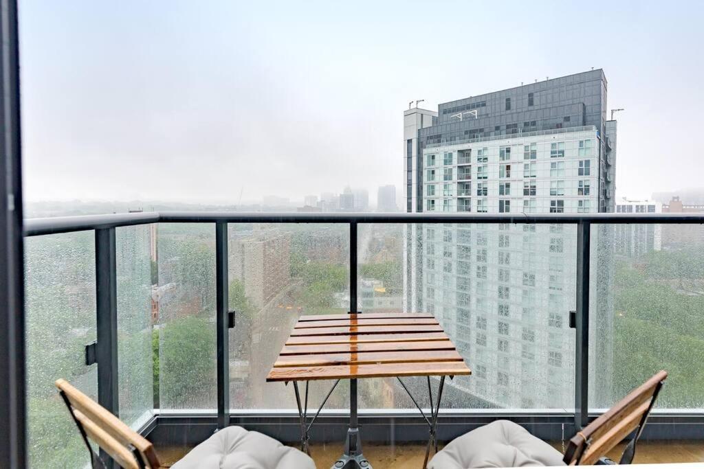 Spacious Studio W/ View! Steps From Eatons & Tmu! Apartment
