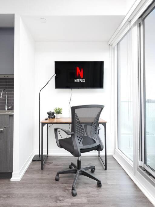 Spacious Studio W/ View! Steps From Eatons & Tmu! *