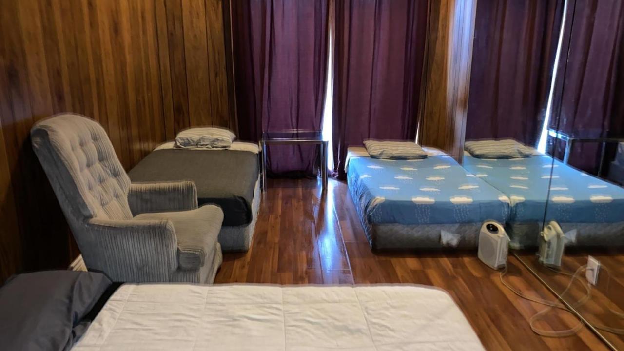 Guest house Private 5 Min Finch West Subway - York