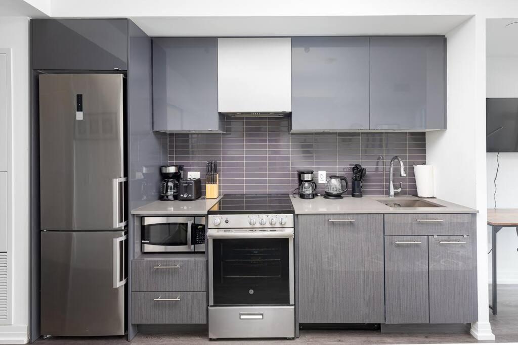 Spacious Studio W/ View! Steps From Eatons & Tmu! Apartment Toronto