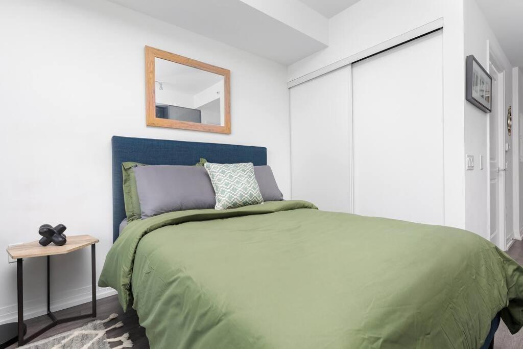 Apartment Spacious Studio W/ View! Steps From Eatons & Tmu! *