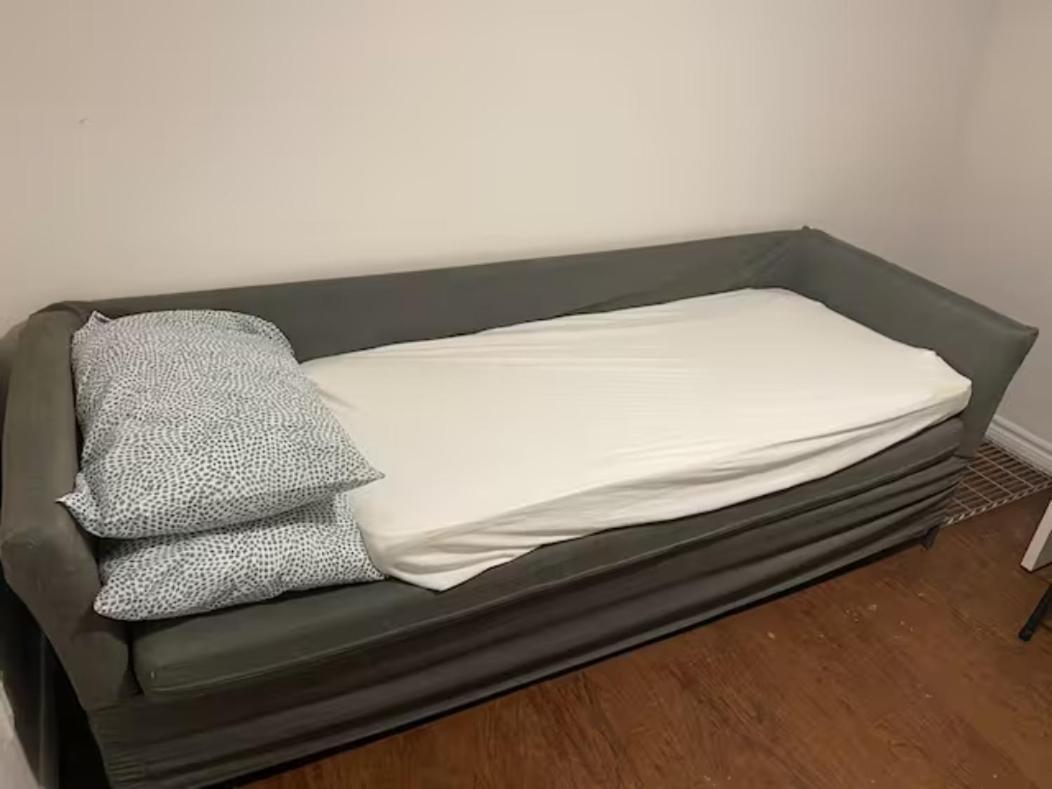 Basemewnt With Private Bathroom 36c *