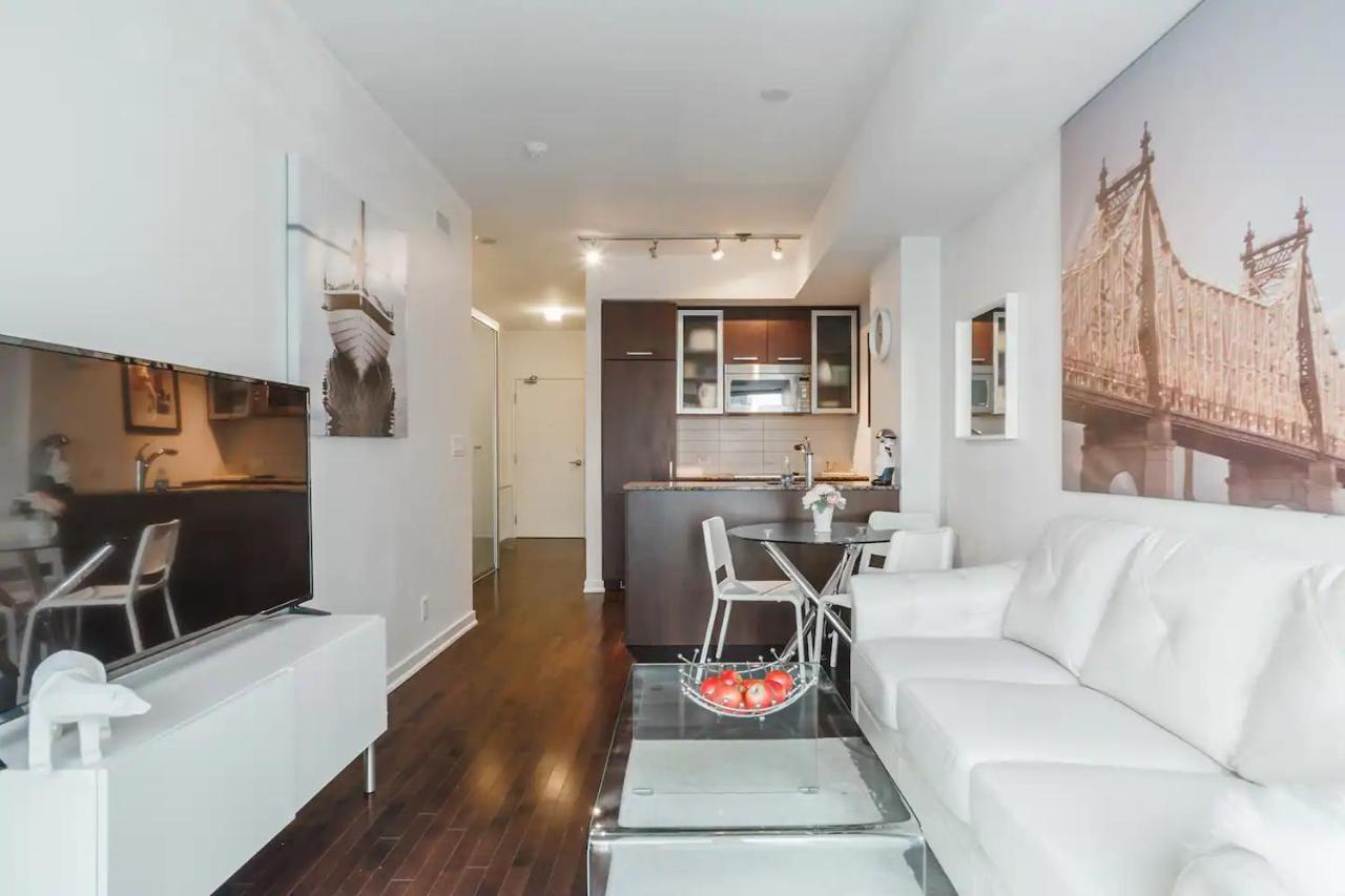 Luxury 2-bedroom Parking, View Of Cn Tower Apartment Toronto