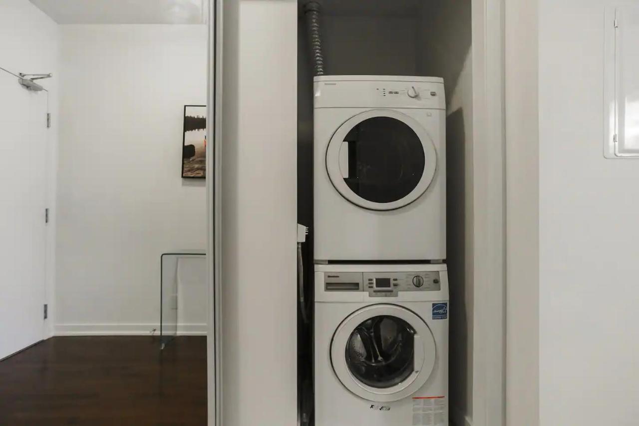 Luxury 2-bedroom Parking, View Of Cn Tower Toronto