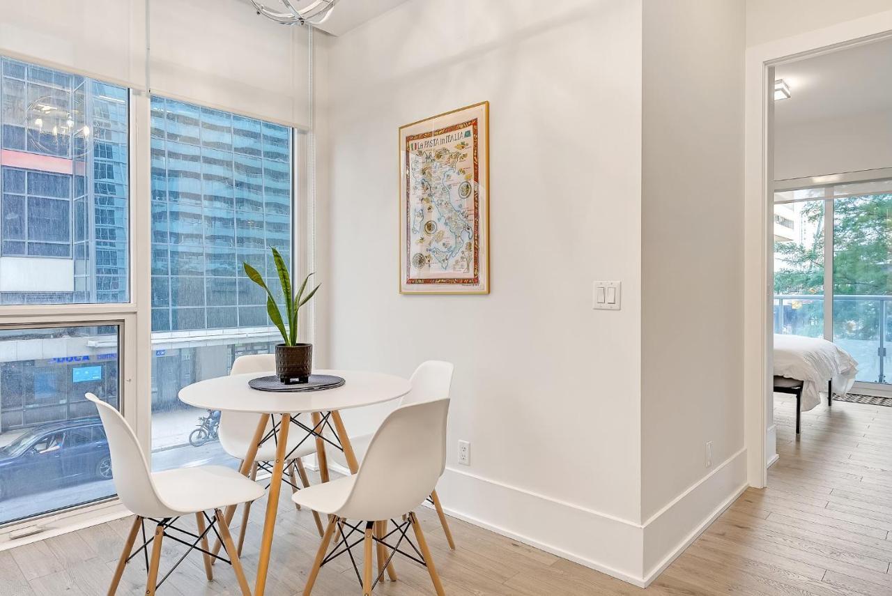 2br 2bth Apt-rogers Center-cn Tower-free Parking Apartment *