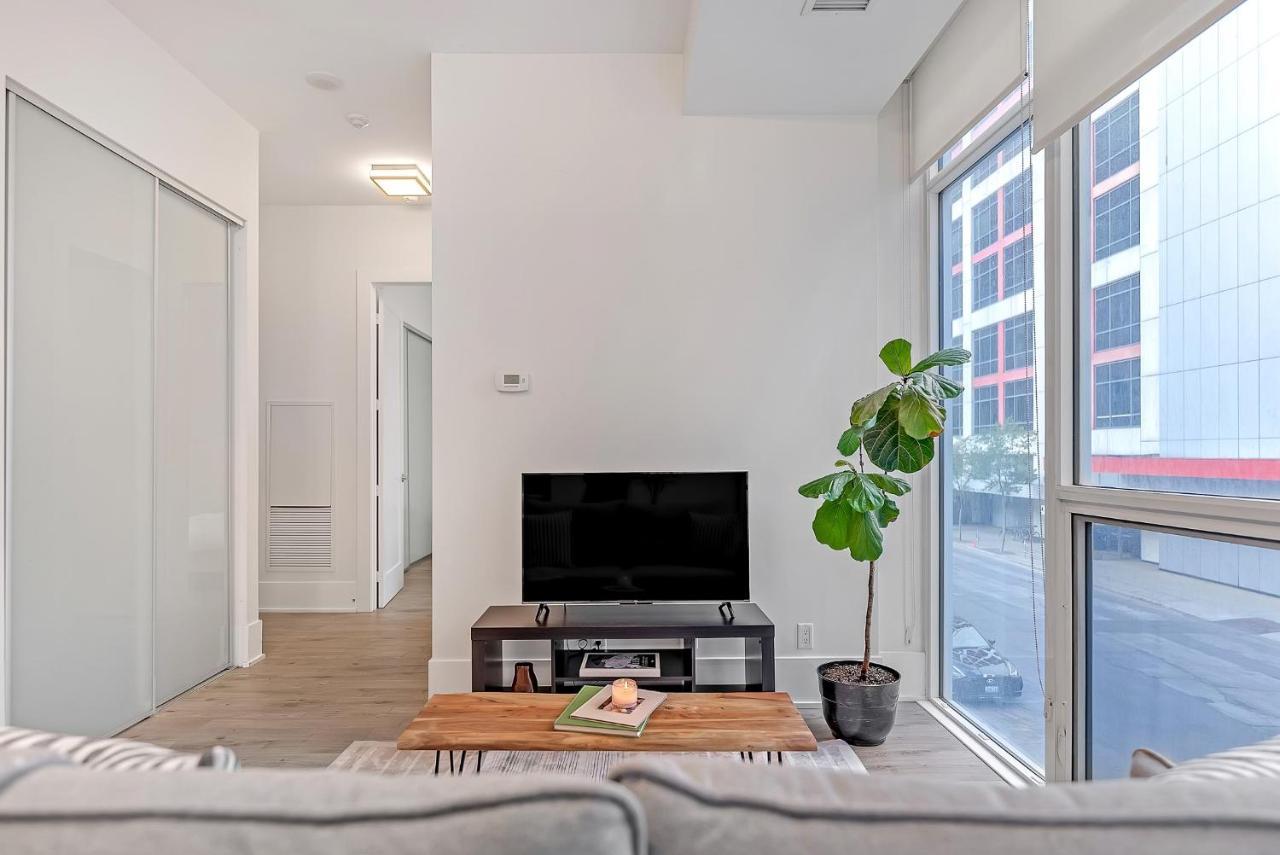 2br 2bth Apt-rogers Center-cn Tower-free Parking *