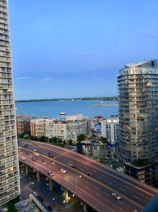 Apartment Luxurious Downtown With Breathtaking And Cn Tower Views In The Heart Of A Vibrant Neighbourhood *