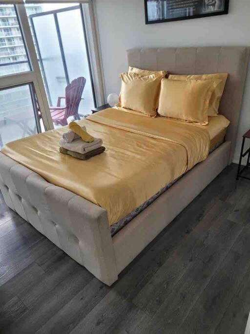 Apartment Luxurious Downtown With Breathtaking And Cn Tower Views In The Heart Of A Vibrant Neighbourhood Toronto